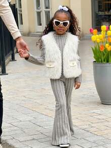 Trzyczęściowy strój dla młodej dziewczyny: beżowa, puszysta kamizelka, szary golf i rozszerzane spodnie. Kamizelka ma kieszenie i guziki w stylu vintage, sweter jest dopasowany, a spodnie mają zabawny, rozszerzany krój. Ten przytulny, a zarazem stylowy zestaw idealnie sprawdzi się na niezobowiązujące wyjścia, spotkania i nie tylko w sezonie jesienno-zimowym. - Biały - Zobacz 4