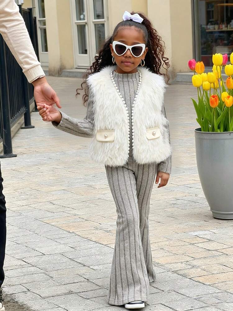 少女三件套：米色蓬松背心、灰色高领毛衣和喇叭裤。背心采用复古风格的口袋和纽扣，毛衣修身剪裁，喇叭裤则俏皮飘逸。这套舒适又时尚的套装非常适合秋冬季节的休闲出游、聚会等场合。 - 白色 - 查看 4