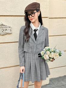 少女格子西装两件套：时尚前卫的短款单扣西装外套搭配百褶迷你裙，采用复古格纹图案和个性十足的侧边搭扣设计。这套服装是打造时尚秋冬造型的理想之选，无论是休闲外出、学校活动还是半正式聚会，都能轻松驾驭，为追求时尚的少女展现出学院风与现代气息的完美融合。 - 黑色 - 查看 6