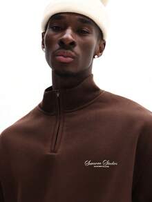 SUMWON 男士宽松版型四分之一拉链高领套头卫衣，带刺绣Logo细节，冬季休闲纯色款 - 咖啡棕 - 查看 3