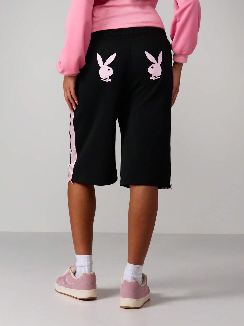 Missguided x Playboy Pantalones cortos de baloncesto con logotipo, rayas laterales y gráficos de conejo