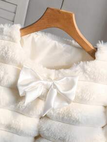 SHEIN 少女休闲时尚毛绒外套，饰有蝴蝶结，宽松版型，舒适透气，适合秋冬季节穿着，可用于日常、派对、拍照等场合。