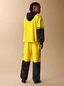 SpongeBob SquarePants | SHEIN Męski komplet z kapturem i spodniami w bloki kolorów i kreskówkowym wzorem - Czarne - Zobacz 2