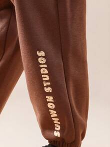 SUMWON Conjunto de sudadera con capucha y pantalón de chándal para niños con estampado de viaje por carretera y bolsillo central para otoño e invierno