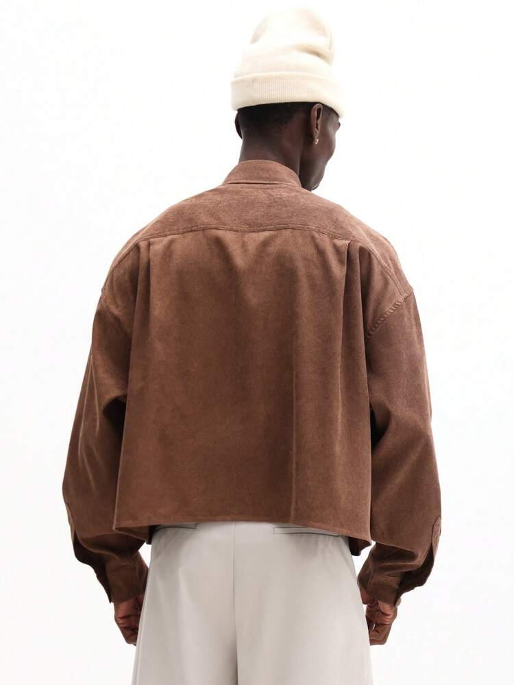 Camisa de manga comprida com botões e bolsos no peito.