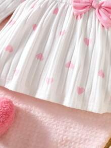 SHEIN 0-9个月新生女宝宝休闲多功能舒适可爱甜美圆领长袖连衣裙，配柔软可爱的爱心图案蝴蝶结，女宝宝连衣裙+发带，女宝宝四季皆宜的服装 - 白色 - 查看 6
