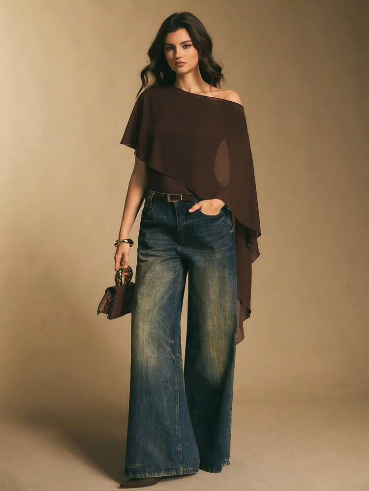 Combinaison cache-épaule pour femme - Une combinaison avec des manches drapées et asymétriques en mousseline de soie, créant un look élégant pour la vie nocturne. Combinaison cache-épaule avec manches châle, combinaison drapée, Top du soir asymétrique pour femme, combinaison marron, combinaison en mousseline de soie, style automne/hiver. Top asymétrique, Top poncho, Top marron chocolat - Rouge foncé - Voir 6