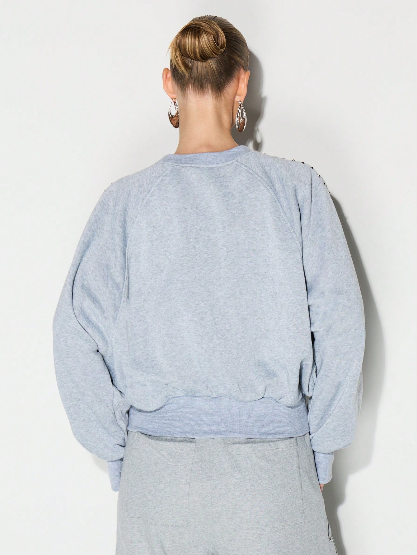 KIZN 오버사이즈 스터드 크루넥 스웨트셔츠