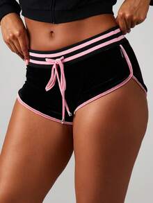 Missguided x Playboy Quần short booty mini nhung có logo đính đá hồng và chi tiết viền tương phản - màu đen - Xem 2