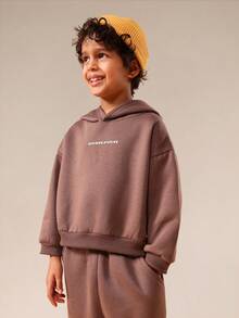 SUMWON Conjunto de sudadera con capucha y pantalón de chándal para niños con estampado de viaje por carretera y bolsillo central para otoño e invierno