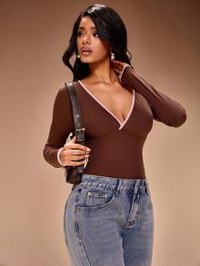 Radiana 女士性感休闲舒适棕色罗纹长袖连体衣，撞色粉棕拼接上衣，低领长袖设计，弹力罗纹针织面料，贴身显瘦，秋冬季打底衫，适合日常穿着、购物、外出、居家、运动、上学、工作、通勤等场合。 - 棕色 - 查看 6