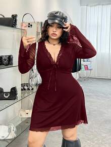 GalTyme Váy lưới nơ cổ chữ V màu đỏ rượu cỡ lớn - Màu Đỏ Sâu - Xem 5