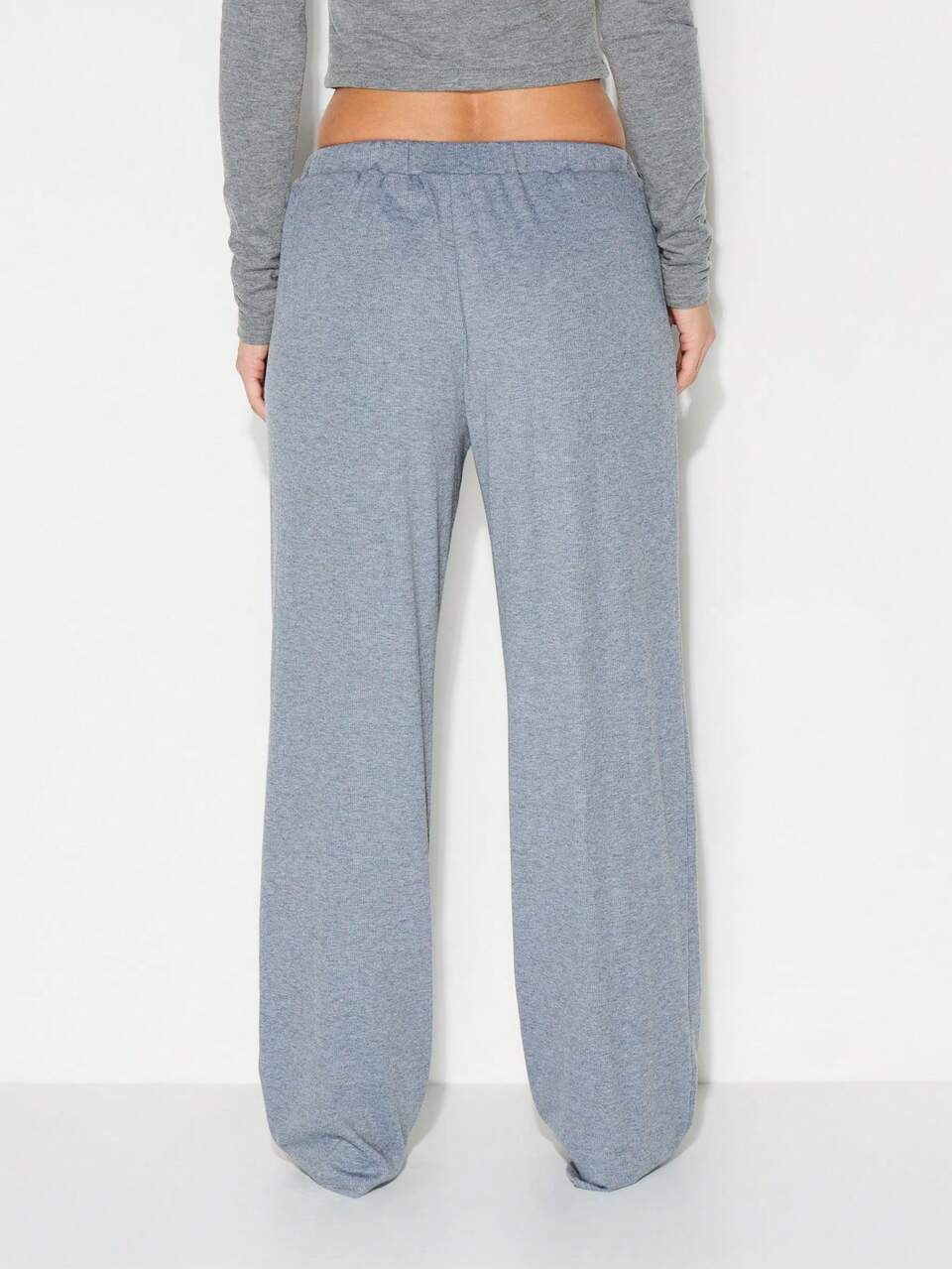 Calça de Moletom Relaxada com Estampa Mesclada, Cintura Elástica e Detalhe de Aba de Metal para Conforto Casual e Loungewear