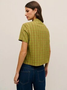 Nöista 这款少女风上衣采用立领设计，融入了中国风元素。三颗纽扣更添东方韵味。短袖直筒版型和简洁的剪裁提升了穿着舒适度和休闲感。格纹图案营造出复古学院风，同时又不失日常休闲感。无论是休闲外出、朋友聚会、文化活动等场合，它都能轻松驾驭，轻松融入复古或甜美风格。 - 綠色 - 查看 4