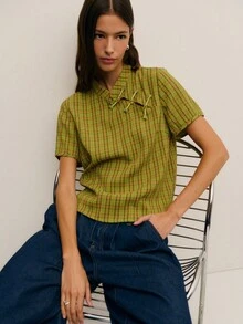 Nöista 这款少女风上衣采用立领设计，融入了中国风元素。三颗纽扣更添东方韵味。短袖直筒版型和简洁的剪裁提升了穿着舒适度和休闲感。格纹图案营造出复古学院风，同时又不失日常休闲感。无论是休闲外出、朋友聚会、文化活动等场合，它都能轻松驾驭，轻松融入复古或甜美风格。 - 綠色 - 查看 2