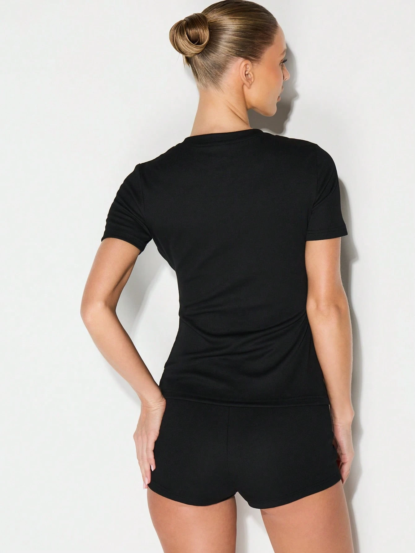 KIZN Set aus geripptem T-Shirt und Shorts mit Knopfleiste