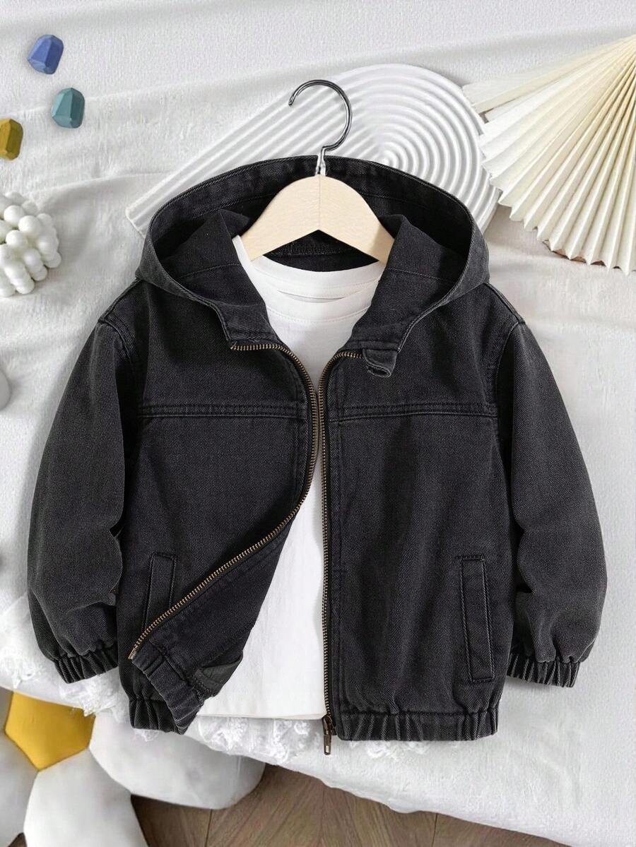 SHEIN 这款黑色长袖连帽拉链牛仔外套，适合小女孩日常穿着，也适合上学、聚会、度假等场合。经典的黑色金属拉链，弹性袖口和下摆，宽松版型，舒适自在。无论是上学、公园玩耍还是家庭聚会，都能让小公主成为众人瞩目的焦点。