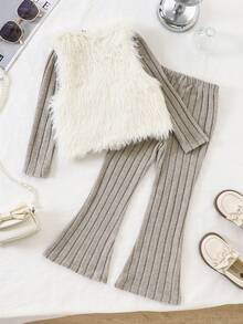Trzyczęściowy strój dla młodej dziewczyny: beżowa, puszysta kamizelka, szary golf i rozszerzane spodnie. Kamizelka ma kieszenie i guziki w stylu vintage, sweter jest dopasowany, a spodnie mają zabawny, rozszerzany krój. Ten przytulny, a zarazem stylowy zestaw idealnie sprawdzi się na niezobowiązujące wyjścia, spotkania i nie tylko w sezonie jesienno-zimowym. - Biały - Zobacz 7