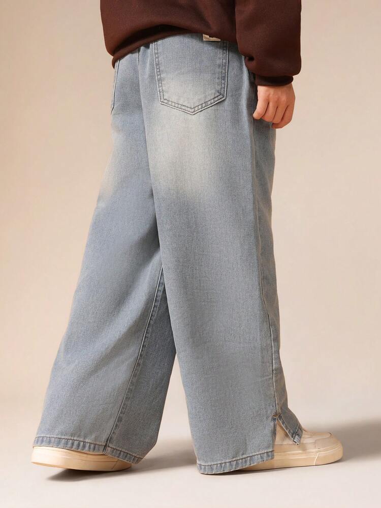 Weit geschnittene Jeans mit Schlitz am Saum