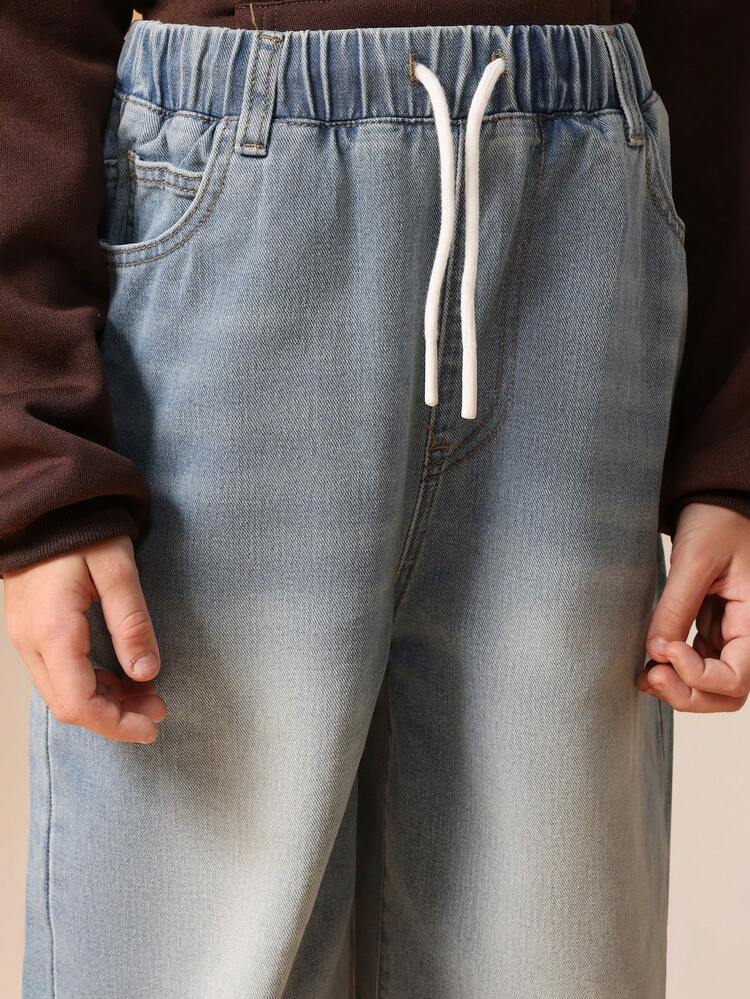 Weit geschnittene Jeans mit Schlitz am Saum