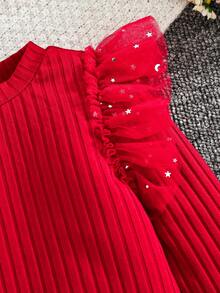 SHEIN Camiseta de punto acanalado con volantes de malla y estampado de estrella en contraste para niña, rojo para Navidad. - Rojo - Ver 6