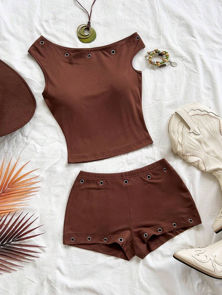 SHEIN x Eduarda Gutierrez Soleia 女士春夏度假两件套：红白条纹针织不对称露肩短款上衣和超低腰紧身短裤，适合派对、圣诞节、情人节、约会、海滩、邮轮、嘉年华、复活节、中国新年等场合。 - 棕色 - 查看 1