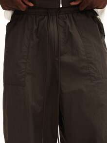 SUMWON Pantalones tipo cargo de nailon con pliegues en las rodillas, estilo amplio con pernera ancha, cintura con cordón, moda utilitaria de estilo callejero, casual, ajuste holgado, joggers color oliva - Verde militar - Ver 7