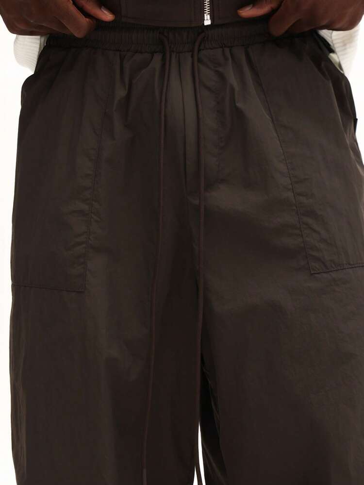 SUMWON 무릎 주름이 있는 나일론 낙하산 바지 오버사이즈 카고 스타일 와이드 레그 바지 드로스트링 허리 유틸리티 패션 스트리트웨어 캐주얼 루즈핏 올리브 조거