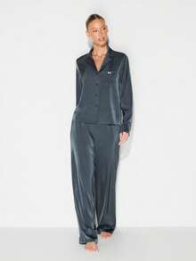 KIZN Set de pijama luxos cu cămașă și pantaloni lungi din satin, pentru o lenjerie de pat confortabilă.