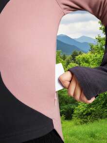 Innovista Veste de cyclisme zippée à manches longues en polaire avec blocs de couleurs pour femmes - Une veste de fitness avec des détails élégants de blocs de couleurs et une coupe ajustée. Un Top de sport zippé chaud avec une doublure douce et des panneaux de maille respirants. Tissu stretch, léger et absorbant la transpiration, parfait pour l'automne et l'hiver. Vêtement de sport Top de gamme pour le yoga, le Pilates, la course, le cyclisme, l'entraînement par intervalles à haute intensité et les séances de gym. Chic utilitaire, superposition d'hiver confortable - Gris foncé - Voir 2