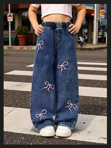 SHEIN 年轻女孩休闲可爱复古浅蓝色破洞牛仔裤，粉色蝴蝶结刺绣，宽松直筒版型，面料柔软舒适，时尚街头服饰 - 深色水洗藍 - 查看 7