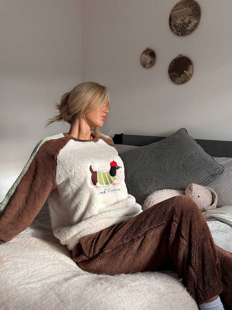 2pcs Women Winter Plush Dachshund Dog Applique Contrast Color Raglan Sleeve Top & Pants Loose Fluffy Cozy Pajama Set