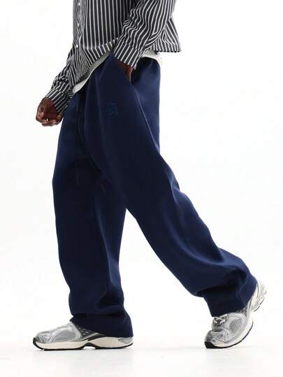 SUMWON 直筒版型运动裤，饰有同色系刺绣品牌标识，休闲慢跑裤，适合日常穿着，秋冬季节穿着舒适。