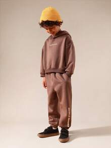 SUMWON Conjunto de sudadera con capucha y pantalón de chándal para niños con estampado de viaje por carretera y bolsillo central para otoño e invierno