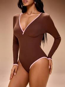 Radiana 女士性感休闲舒适棕色罗纹长袖连体衣，撞色粉棕拼接上衣，低领长袖设计，弹力罗纹针织面料，贴身显瘦，秋冬季打底衫，适合日常穿着、购物、外出、居家、运动、上学、工作、通勤等场合。 - 棕色 - 查看 4