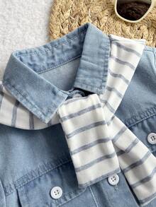 Playful Pals Baby Jungen Denim Lässig gestreifter Schalkaragen Langarmhemd, Herbst/Winter Neuankömmling, hellgewaschen blau, minimalistisches Urlaubsmode Design, Schul-Stil, vielseitige Streetwear, einfache grundlegende Klappe Tasche Dekoration, gestreifter Schalkaragen, Knopfverschluss vorne, Langarm Passform Denim Hemd, weicher angenehmer Baumwollstoff, Alltagstragen, Ausflüge, Schule, Zuhause