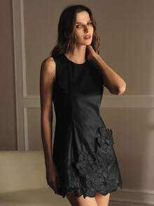 MOTF PREMIUM Vestido mini sin mangas con bordado floral de piel sintética - Negro - Ver 6