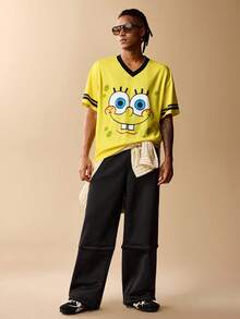 SpongeBob SquarePants | SHEIN 男士休闲V领短袖T恤，撞色滚边卡通图案，夏季款 - 黃色 - 查看 5