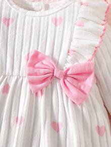 SHEIN 0-9个月新生女宝宝休闲多功能舒适可爱甜美圆领长袖连衣裙，配柔软可爱的爱心图案蝴蝶结，女宝宝连衣裙+发带，女宝宝四季皆宜的服装 - 白色 - 查看 8