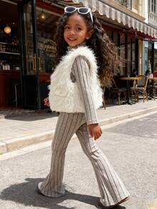 Trzyczęściowy strój dla młodej dziewczyny: beżowa, puszysta kamizelka, szary golf i rozszerzane spodnie. Kamizelka ma kieszenie i guziki w stylu vintage, sweter jest dopasowany, a spodnie mają zabawny, rozszerzany krój. Ten przytulny, a zarazem stylowy zestaw idealnie sprawdzi się na niezobowiązujące wyjścia, spotkania i nie tylko w sezonie jesienno-zimowym. - Biały - Zobacz 2