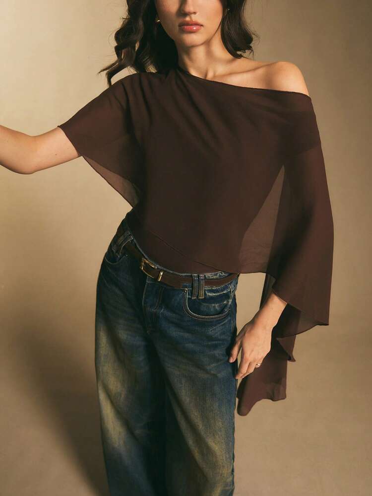 Combinaison cache-épaule pour femme - Une combinaison avec des manches drapées et asymétriques en mousseline de soie, créant un look élégant pour la vie nocturne. Combinaison cache-épaule avec manches châle, combinaison drapée, Top du soir asymétrique pour femme, combinaison marron, combinaison en mousseline de soie, style automne/hiver. Top asymétrique, Top poncho, Top marron chocolat - Rouge foncé - Voir 5