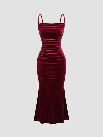 Sweetra Robe de vacances décontractée à bretelles spaghetti froncée, ajustée, de couleur unie. Robe longue en velours bordeaux pour tenue de fête du Nouvel An pour femmes