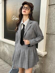 少女格子西装两件套：时尚前卫的短款单扣西装外套搭配百褶迷你裙，采用复古格纹图案和个性十足的侧边搭扣设计。这套服装是打造时尚秋冬造型的理想之选，无论是休闲外出、学校活动还是半正式聚会，都能轻松驾驭，为追求时尚的少女展现出学院风与现代气息的完美融合。 - 黑色 - 查看 5