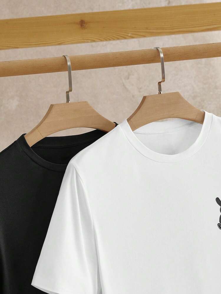 Manfinity NXTstreet 2 piezas empaquetadas Camiseta de manga corta con estampado de conejo de punto casual para hombres - Blanco y Negro - Añade 5