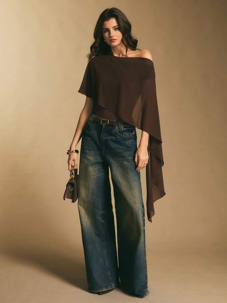 Combinaison cache-épaule pour femme - Une combinaison avec des manches drapées et asymétriques en mousseline de soie, créant un look élégant pour la vie nocturne. Combinaison cache-épaule avec manches châle, combinaison drapée, Top du soir asymétrique pour femme, combinaison marron, combinaison en mousseline de soie, style automne/hiver. Top asymétrique, Top poncho, Top marron chocolat - Rouge foncé - Voir 7