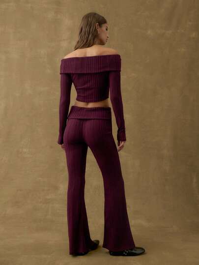 Nöista 这款酒红色套装包含一件露肩上衣和喇叭裤，修身显瘦，尽显女性柔美气质。非常适合秋季和柔和的冬季穿着，也可搭配节日配饰，出席圣诞节或新年活动。这套优雅的服装尽显精致格调，适合派对、晚宴和各种特殊场合。