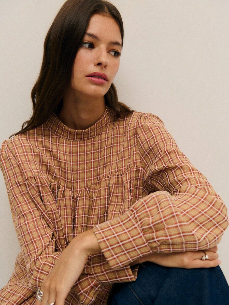 Nöista 这款格子衬衫采用优雅的高领设计、蓬松的袖子和宽松的廓形,为女性春假提供了一个别致而精致的选择,非常适合打造精致的日常造型、优雅的派对装扮、节日生日装扮以及高雅的外出活动日。 - 橘色 - 查看 1