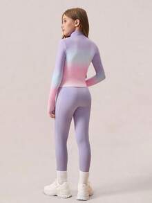 SHEIN 少女服装 一款充满活力的两件套运动套装，专为少女设计，包括一件长袖半开襟拉链上衣，饰有动感的渐变色印花，以及一条时尚的高腰瑜伽裤，采用专业级四向弹力面料制成，具有卓越的灵活性，使其成为普拉提、健身房锻炼和全年休闲户外穿着的多功能选择。 - 彩色 - 查看 2
