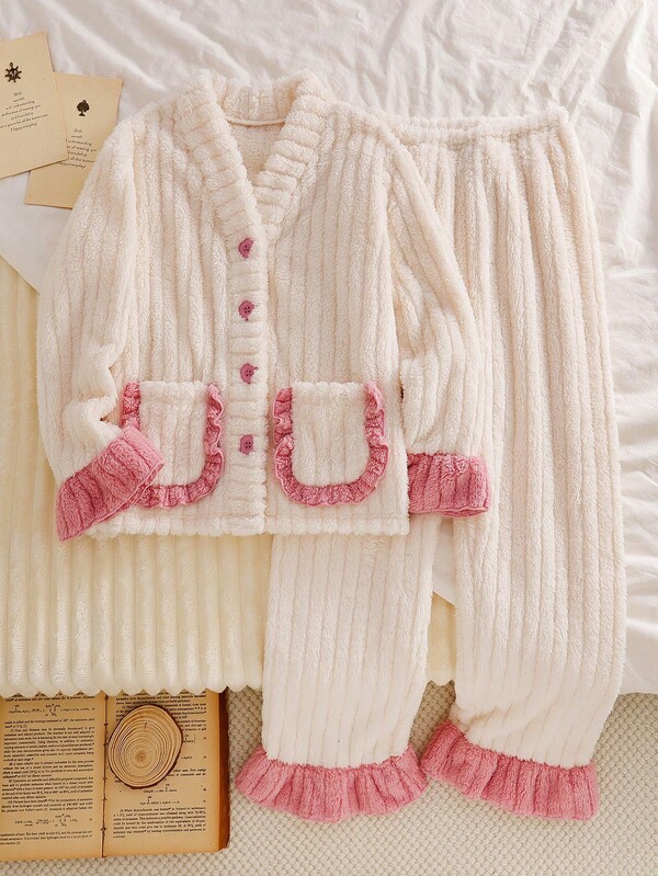 1 套女式睡衣，米色长袖有领上衣，2 个口袋，撞色荷叶边饰边，纽扣开合；配套荷叶边饰边裤子，质地柔软的宽罗纹针织面料，适合冬季居家穿着或外穿（1 套单独出售）