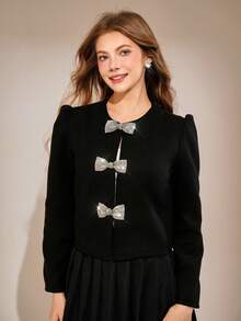 这款别致的黑色两件套专为 13-16 岁的女孩设计：包括一件挺括厚实的长袖上衣，饰有引人注目的亮片蝴蝶结，以及一条永不过时的百褶裙。 - 黑色 - 查看 6